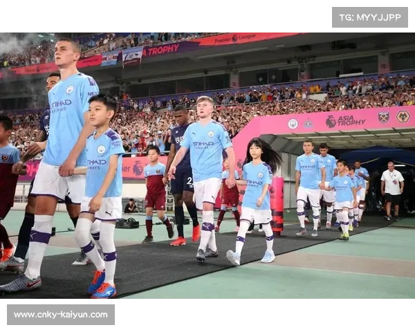 暴雨中球童用身体紧护比赛用球感动赛场获广泛赞誉